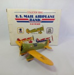 Maravilhoso avião em miniatura diecast colecionável modelo 1929 Travel Air Model R - Com tema do correio americano U.S. Air Mail. Mede aproximadamente 38cm de asa à asa. A hélice e as rodas giram. Escala 1/32. Embalagem original. Funciona como cofre.