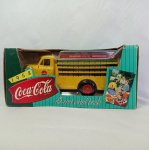 Lindo Delivery Truck 1953 Ford Beverage Truck - Coca Cola - Delicious Refreshing. Caminhão em miniatura diecast na escala 1/25. Funciona como cofre. Os retrovisores estão na embalagem original. A mini mede 21,5cm de comprimento. As rodas giram livremente e os pneus são em borracha. Fabricado pela ERTL. Embalagem original