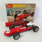 Brinquedo antigo - Estupendo carro de corrida Ferrari Formel 2 - Fabricado na Alemanha pela Schuco - Modelo Elektro-Fernlenk-. Embalagem original. Funcionando com duas pilhas grandes (veja o vídeo). A embalagem mede 26cm de comprimento. O escape foi pintado.