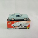 1966 Ford Mustang Fastback - Carro de coleção em miniatura diecast fabricado pela Johnny Lightning na escala 1/64 - As Rodas Giram livremente, o capô abre. Embalagem original