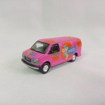 2000 GMC 2500 Van - Carro de coleção em miniatura diecast fabricado pela Johnny Lightning na escala 1/64 com tema PEZ - Pneus em borracha / As Rodas Giram livremente.