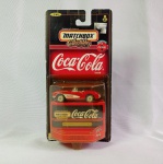 1957 Chevy Corvette Convertible - Carro de coleção em miniatura diecast. Coca Cola - Matchbox Collectibles. Embalagem aberta e com plástico aberto. Fabricado na escala 1/64. AS rodas giram livremente e os pneus são em borracha