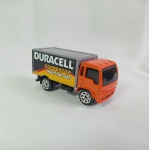 Caminhão Delivery Truck - Caminhão com tema da empresa de pilhas Duracell - Farbciado pela Matchbox. As rodas giram livremente. Escala 1/90.
