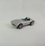 Chevy Corvette Grand Sport - Hot Wheels - Carro de coleção em miniatura na escala 1/64 - Fabricado em diecast com partes em plástico injetado. As rodas giram livremente