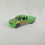 Customized C3500 - Hot Wheels - Carro de coleção em miniatura na escala 1/64 - Fabricado em diecast com partes em plástico injetado. As rodas giram livremente