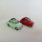 Fiat 500 Cinquecento - Lote com 2 miniaturas na escala 1/64 fabricadas pela Micro Champs. As rodas giram livremente.