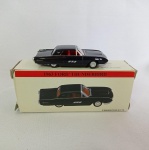 1963 Ford Thunderbird Escala 1/64 - Carro em miniatura diecast na caixa original. 2001 Reader`s Digest - As rodas giram livremente e os pneus são em borracha. Fabricado sob licença.