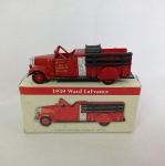 1939 Ward LaFrance - Caminhão de bombeiro em miniatura diecast na caixa original. 2001 Reader`s Digest - As rodas giram livremente e os pneus são em borracha. Fabricado sob licença. Escala 1/64 (a caixa mede 11cm)