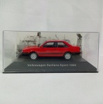 Volkswagen Santana Sport 1990 - Carro de coleção em miniatura diecast na escala 1/43 - Volkswagen Collection - Partes em plástico injetado. As rodas giram livremente e os pneus são em borracha. Embalagem original