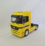 Caminhão Cavalo mecânico Mercedes Bens Actros 1857 - Fabricado pela Welly na escala 1/32. As rodas giram livremente e os pneus são em borracha. Mede 19cm de comprimento