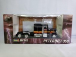 Maravilhoso cavalo mecânico caminhão Peterbilt 359 - Miniatura diecast fabricada pela Revell na escala 1/24. Embalagem original mede 50cm de comprimento. A mini mede 34cm. Os pneus são em borracha e as rodas giram livremente.