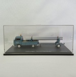 Volkswagen Kombi T2a mit Nachläufer - Carro de coleção em miniatura diecast. Transporte de tubos. Fabricado pela Schuco na escala 1/43. Edição limitada 1500 peças. Acrilico e base originais.