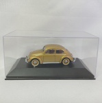 Volkswagen Fusca Dourado escala 1/43 - Comemorativo de 1 milhão de unidades vendidas. Fabrciado pela minichamps. A embalagem não é a original.