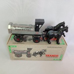 Maravilhoso Horse & Tanker com tema da empresa de óleos e combustíveis TEXACO. Fabricado em diecast, tem função de cofre com possibilidade de abrir para tirar as moedas. Mede aprox. 24cm de comprimento. As rodas giram livremente. Caixa original. Fabricado pela ERTL