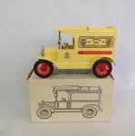 Lindo 1913 Ford Model T - Carro de coleção em miniatura diecast. Com tem Farmer`s Almanac. Funciona como cofre e tem chave para tirar as moedas. Mede 15cm de comprimento. Fabricado pela ERTL caixa original. As rodas giram livremente e os pneus são em borracha Escala 1/25