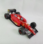 Ferrari F 92 A - Carro de coleção em miniatura diecast fabricado pela Onyx em portugal na escala 1/24. As rodas giram livremente e os pneus são em borracha. Piloto italiano Ivan Capelli. Falta um dos retrovisores.