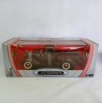 Lindo 1937 Studebaker Coupe Express Pick Up - Carro em miniatura diecast na escala 1/18 fabricado pela Yat Ming na Embalagem original. Abre capô, portas e tampa traseira (ainda com lacres originais) as rodas giram livremente e os pneus são em borracha