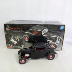 Maravilhoso Ford 3 window Coupe 1932 - Carro em miniatura diecast fabricado pela GMP na escala 1/18. Mini extremamente detalhada, assoalhos aveludados na cabine e na mala. Abre portas, capô e mala. OS acabamentos do capô vem do lado de fora para serem encaixados. As rodas giram livremente e os pneus são em borracha. Caixa e isopor originais
