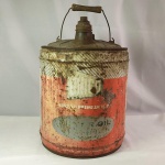 ANTIGO GALÃO DE ÓLEO marca UNICO BUREAU PREMIUM, originário dos Estados Unidos, com alça e Bico (UNICO 5 GALLON MOTOR OIL WITH SPOUT & HANDLE). Consta ser da década de 50-60. Apresenta marcas do tempo. Com o Bico mede aprox. 40 cm de altura. Item para decoração de ambientes temáticos.