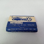 Linda e antiga caixa de fósforo com tema de Volkswagen Fusca - Motorbraz - Faltam dois palitos. Mede 6,5cm de comprimento aproximadamente