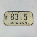 Linda e antiga placa de bicicleta americana da cidade de Madison no estado de Wisconsin nos Estados Unidos. Mede 15cm de comprimento. Do ano de 1977.