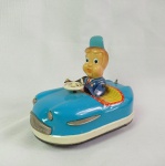 Brinquedo antigo de lata - Lindo carro de bate bate Bumper com a figura de uma criança. Fabricado na década de 60 no Japão pela KO. Funciona a corda (veja o vídeo). Mede 14cm de comprimento. Falta um acabamento lateral. A cabeça do menino é em borracha.