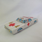 Brinquedo antigo de lata - Lindo carro sedan com tema de Ambulância - Fábricado no Japão. Mede 17cm de comprimento.  Funciona fricção.
