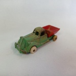 Brinquedo antigo - Caminhão caçamba em ferro fundido. Fabricado nos Estados Unidos pela Hubley na década de 50. Mede 8,5cm de comprimento. As rodas giram livremente