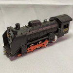 BRINQUEDO ANTIGO - FERROMODELISMO. LOCOMOTIVA ESTRELA - FERRORAMA ANTIGO. Utiliza duas pilhas médias - Não está funcionando - as rodas estão duras necessitando ajustes.