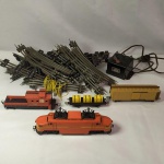 FERROMODELISMO - TREM ATMA R.F.F.S.A. SANTOS JUNDIAÍ - década de 60. Locomotiva de duas caras vermelha, três vagões, trilhos e transformador. Funcionando - Ao comprador enviaremos um vídeo comprovando o funcionamento. Não temos a caixa. Ausência do acabamento das rodas dianteira - vide foto corresponente.