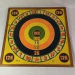 BRINQUEDO ANTIGO - ALVO de madeira fabricado pelos BRINQUEDOS ESTRELLA (com dois eles), com a marcação de pontos obtidos no jogo. Temos alvos nos dois lados do brinquedo. Mede aprox. 47,5 x 47,5 cm.
