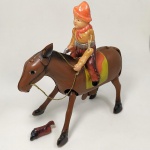 BRINQUEDO ANTIGO - CAVALO movido à corda, fabricado no Japão (Zona Ocupada no pós-guerra), década de 40 (Vintage Tin Wind Up Cavalo Made In Occupied Japan ). Funcionando. O cavaleiro é de Celuloide e está com uma perna quebrada (Vide fotos), O pedaço da perna acompanha o lote para eventual restauro. Precisa ajustar o barbante que segura os braços. Os brinquedos ocupados do Japão são do período final de 1945 até 1948. Após a Segunda Guerra Mundial, a fabricação de brinquedos de lata na Alemanha e no Japão estava quase terminando devido à falta de suprimentos. Após a guerra, os Aliados, notando que ambos os países precisavam se reconstruir, ajudaram-nos a reiniciar sua fabricação de brinquedos. A maioria dos brinquedos produzidos durante esse período abrangeu a gama de muito simples a muito intrincados. Estes brinquedos tornaram-se altamente colecionáveis ??hoje.