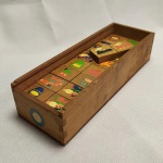 BRINQUEDO - JOGO ANTIGO. Jogo de DOMINÓ fabricado na Áustria, com desenhos infantis, na caixa original sem tampa. Contém 26 (vinte e seis) peças. Não saberemos informar se está completo ou não.