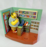 Brinquedo antigo - OS Simpsons - Comic Book Guy (vendedor da loja de gibis) Funcionando (faz sons de caixa e vozes). O boneco é de encaixe. O hamburguer e o saco de petisco são soltos. Mede 20,5cm de comprimento e 17cm de altura. Fabricado pela Playmates. Tem um deetalhe na mão.