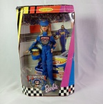 Linda boneca Barbie pilota Nascar. NA caixa original. Fabricada pela Mattel - Da comemoração dos 50 anos  da Nascar. Embalagem original