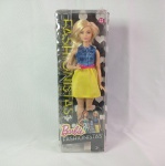 Boneca Barbie Fashionistas - Chambray Chic Curvy ou curvilínea - A caracteristica principal dessa barbie é fugir do padrão magro da boneca tradicional. Embalagem original lacrada