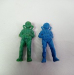 Brinquedo antigo - Lote com dois bonecos paraqueistas. Um deles consta que foi fabricado pela Makplast. Plástico duro. Medem aproximadamente 9cm de altura. Tem um detalhe no pé de um deles (veja foto)