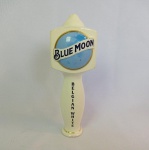 Linda alavanca de chopeira tambem conhecida como Tap Handle da cervejaria Blue Moon - Belgian White. Mede 17,5cm de altura. Linda peça para colecionadores de itens ligados a cerveja ou decoração de bar. Rosca padrão na parte inferior. Tem um detalhe na base.
