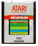 13 Brinquedos antigos - Cartucho original de 1983 do antigo e famoso Atari, jogo denominado `Decathlon`. O Atari foi um pioneiro jogo eletrônico dos anos 80. O cartucho está íntegro, não apresenta quebrados ou rachaduras, mas não foi possível atestar o pleno funcionamento pela falta do equipamento Atari original. Material vendido no estado em que se encontra.