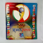 Álbum de figurinhas de futebol da Copa do Mundo 2002 - Korea e Japão. Completo. Algumas figurinhas estão um pouco tortas na colagem (quem quiser mais imagens ou um vídeo virando páginas, pode solicitar via whatsapp). Fabricado pela Panini