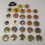 Futebol de Botão Original Onze de Ouro, Estrela, Ídolos do Futebol e outros. Material: Acrílico. Fabricante: Diversos. Ano: 1960/70´s. Diâmetro: 40 a 42mm. Onze de Ouro: 07 botões do Flamengo, 05 botões do Botafogo com Garrincha, 04 botões do Corinthians, 02 botões de escudos + 01 botão de placares. Gulliver: 03 botões do Santos + 01 goleiro. Ídolos do Futebol: 01 botão do Noroeste com a ‘chapinha’ da marca. Jofer ‘Craks da Pelota’: 01 botão do Flamengo com Zico. Sportbol: 01 botão do América. Coleção Cromos Stadium: 01 botão do São Paulo. Estrela: 01 botão ‘panelinha’ do Fluminense. (Total: 28 peças). Serão vendidos no estado, conforme as fotos.