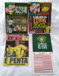 Lote Copa 2002 para colecionadores: 3 revistas: Especial Placar (nº 1289): A História do Penta; Placar: Edição do Penta (nº1231) e Época: Edição Extra  É Penta (encarte da edição 216) com mini pôster incluso + Tabela de Olho na Copa (BR Petrobrás)com 1 encarte de bandeirinhas auto colantes  - itens de coleção muito bem conservados, completos: sem falta de páginas, sem rasgos, sem grifos, sem anotações; capas com leves sinais pelo armazenamento - miolos íntegros  peso total: 600gr.