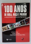 Livro 100 Anos de Bola, Raça e Paixão: A História do Futebol do Flamengo - Arturo Vaz, Celso Júnior e Paschoal Ambrósio Filho  Maquinária Editora  2012 - ISBN: 9788562063411  Produto Licenciado Oficial do Flamengo  MR  2012- Exemplar de coleção,´seminovo, com capa e miolo preservados - peso: 760 gr.