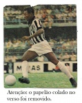 12 Colecionismo/futebol/Pelé - Figurinha de Pelé em campo, jogando pelo Santos F.C. Esta figurinha foi apresentada em leilões passados e, como ela estava colada em um papelão, surgiu a dúvida de que a mesma poderia ser um recorte de revista da época, posteriormente recortada e colada em um papelão, para alguma finalidade infantil. Com a retirada do papelão ficou claro de que a figurinha não foi recortada de uma revista, pois o verso é liso, sem inscrição ou texto de revista, o que seria o esperado caso tivesse havido o recorte de uma revista. No anúncio é mostrado uma foto com a figurinha colada no papelão e já com limpeza do verso. A remoção foi cuidadosa e manteve a integridade da figurinha, tendo sido retirado apenas o papelão, mas, mesmo com todo o cuidado profissional, um pequeno dano apareceu (foto no anúncio), mas, felizmente ele não avançou na imagem de  peça vendida no estado em que as fotos mostram. Mede 5,1 cm X 5,7 cm.