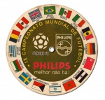 48 Colecionismo/Futebol/Copa do Mundo de 1970 - Rara publicidade da Philips, focando na Copa do Mundo de 1970. Mostra os países que participaram desta Copa e as suas bandeiras e, no verso, os jogos e suas chaves. A raridade desta peça publicitária é que seu proprietário original marcou todos os resultados dos jogos, um paciente trabalho manual. Interessante item para a pesquisa da fantástica Copa de 1970. Mede 12,4 cm de diâmetro. Material em muito bom estado de conservação e plenamente manuseável.