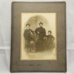 FOTOGRAFIA - CART DE VISITE - Foto no cartão de uma Senhora e duas crianças, tirada em Roma em 1905, com dedicatória no verso.