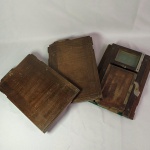 FOTOGRAFIA - CHASSI de madeira para CÂMERAS FOTOGRÁFICAS ANTIGAS (LAMBE-LAMBE) + 02 (dois) complementos numerados para negativos de vidro. As 03 peças pesam 2.290 gramas.