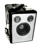 02 Colecionismo/Câmeras fotográfica - Box kodak 6X6, de manufatura inglesa. Em estado aceitável de conservação. A placa frontal se encontra no alumínio, sem pintura. A câmera se encontra em pleno funcionamento, com as duas velocidades originais (instantâneo e `B`) em pleno funcionamento. Desenhada para usar o filme 620 (filme 120 em carretel metálico). Câmera vendida no estado em que se encontra.