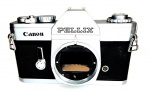 03 Colecionismo/câmeras fotográficas - Rara Canon Pellix, manufaturada por apenas um ano, entre 1965 e 1966. Em 1966 foi lançada a Canon Pellix QL, portanto essa máquina em leilão pertence ao primeiro modelo lançado. A Pellix é uma câmera SLR de 35 mm que apresenta soluções incomuns . Introduzida em 1965 (abril de 1965), foi a primeira câmera SLR com obturador de plano focal de 35 mm da Canon com medição através da lente . O espelho móvel normalmente usado em uma câmera SLR é substituído por um espelho de película semitransparente fixo. O estado estético da câmera é muito bom, mas se encontra travada e, portanto, inoperante. Como é uma máquina rara de aparecer poderia até merecer uma revisão, isso a critério do eventual comprador. A lente que esta máquina originalmente usa não é rara, pois é uma Canon FL, a mesma usada na Canon FT, por exemplo. Excelente exemplar. Vendido no estado em que se encontra, para o colecionismo estático ou eventual retirada de peças. 