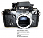 04 Colecionismo/máquina fotográfica - Corpo da famosa câmera Nikon F2, acabamento preto. Um dos maiores clássicos da fotografia, um `tanque de guerra` da fotografia. Não existe mais nada assim no mercado atual, dominado pelas máquinas de plástico. Material altamente desejado pelos colecionadores. O corpo se encontra em bom estado, com todas as velocidades funcionando, porém não se pode atestar a total precisão destas velocidades, acreditamos que se o desejo seja o de uso, uma revisão seria interessante. Como BRINDE seguirá junto com O corpo da câmera um visor Nikon DP-12, uma lente original Nikon 1,4 e um motor drive. O conjunto compõe um belo display. Nós garantimos o funcionamento do corpo F2, segundo a nossa descrição, as outras peças que aparecem nas imagens seguem como brinde e, portanto, sem garantia de funcionamento. O estado de conservação do corpo é muito bom, mas por ser em acabamento preto, há os inevitáveis desgastes no acabamento, mostrando o metal amarelo por baixo. Aos interessados está disponível dois vídeos atestando o funcionamento da câmera, inclusive com a velocidade de 8 segundos.